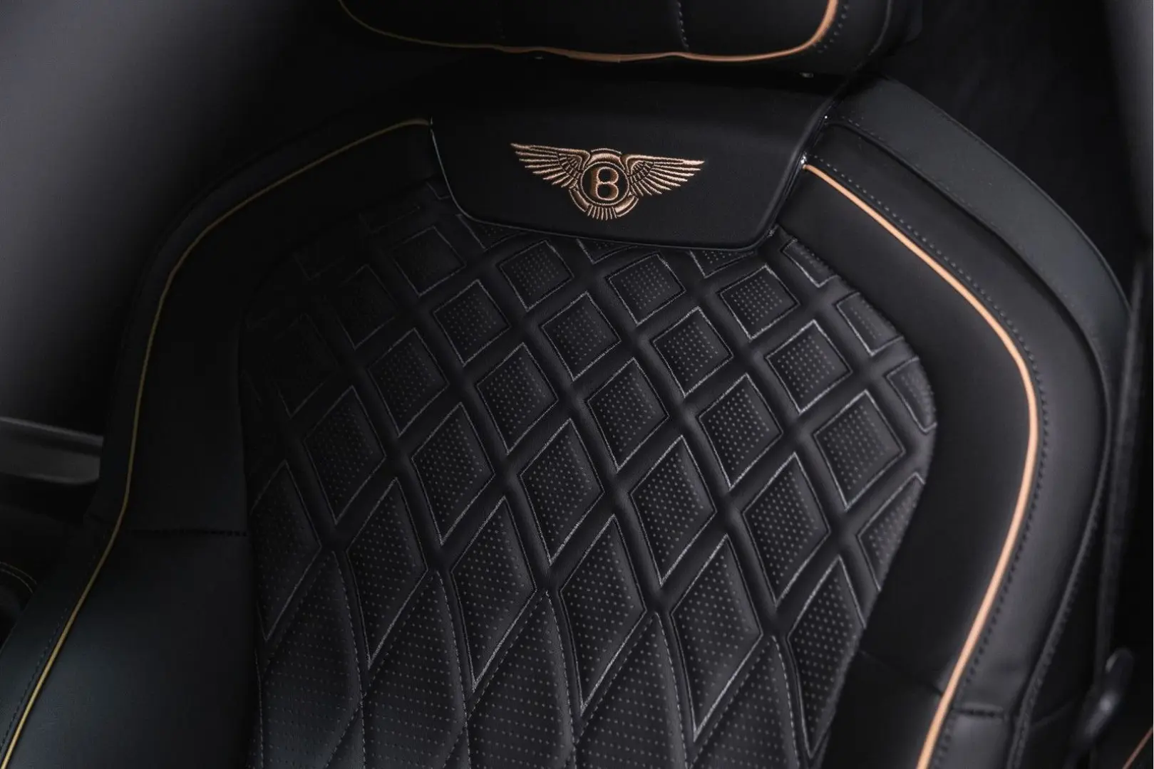 Flying Spur W12 MY22   NAIM   Rotating Display