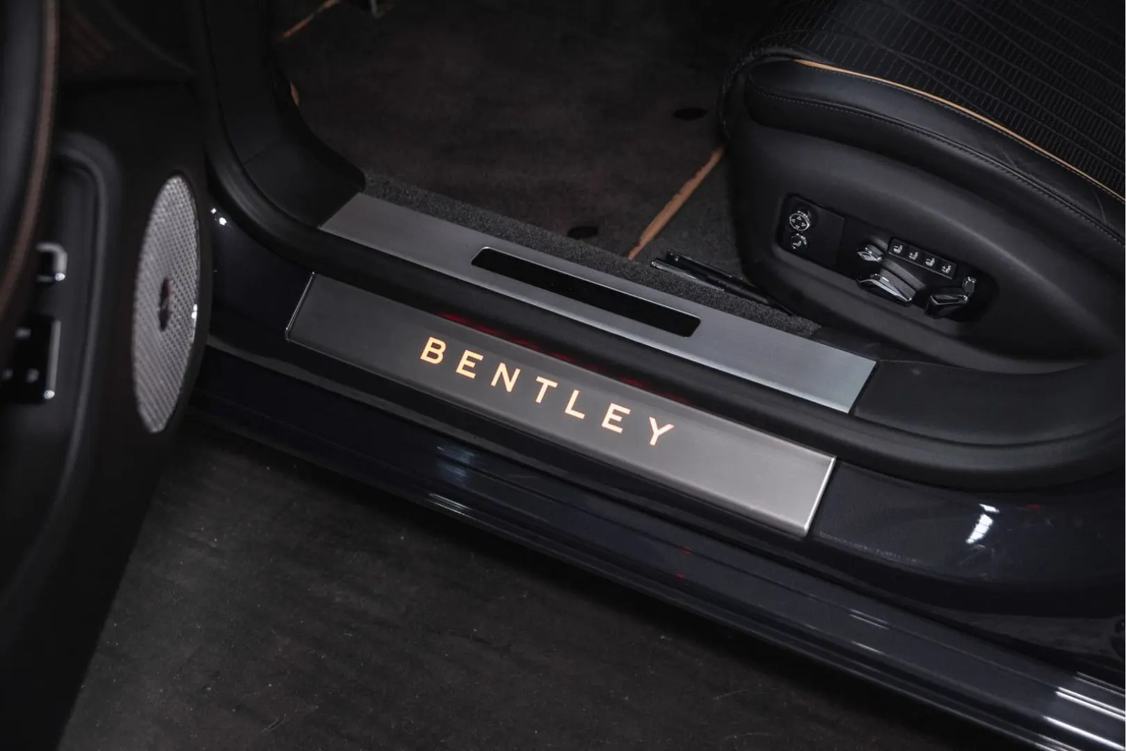 Flying Spur W12 MY22   NAIM   Rotating Display