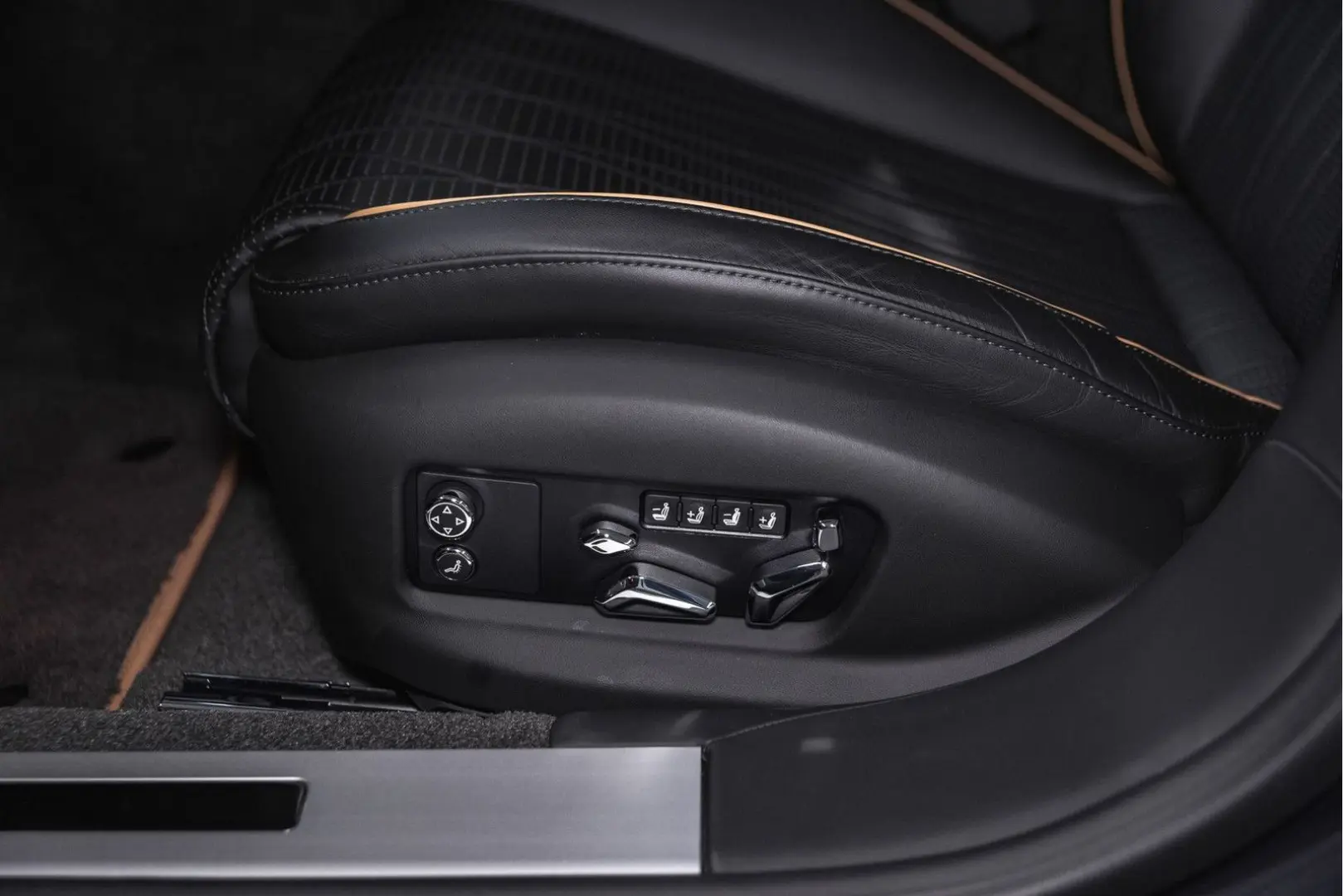 Flying Spur W12 MY22   NAIM   Rotating Display