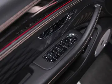 Flying Spur W12 MY22   NAIM   Rotating Display