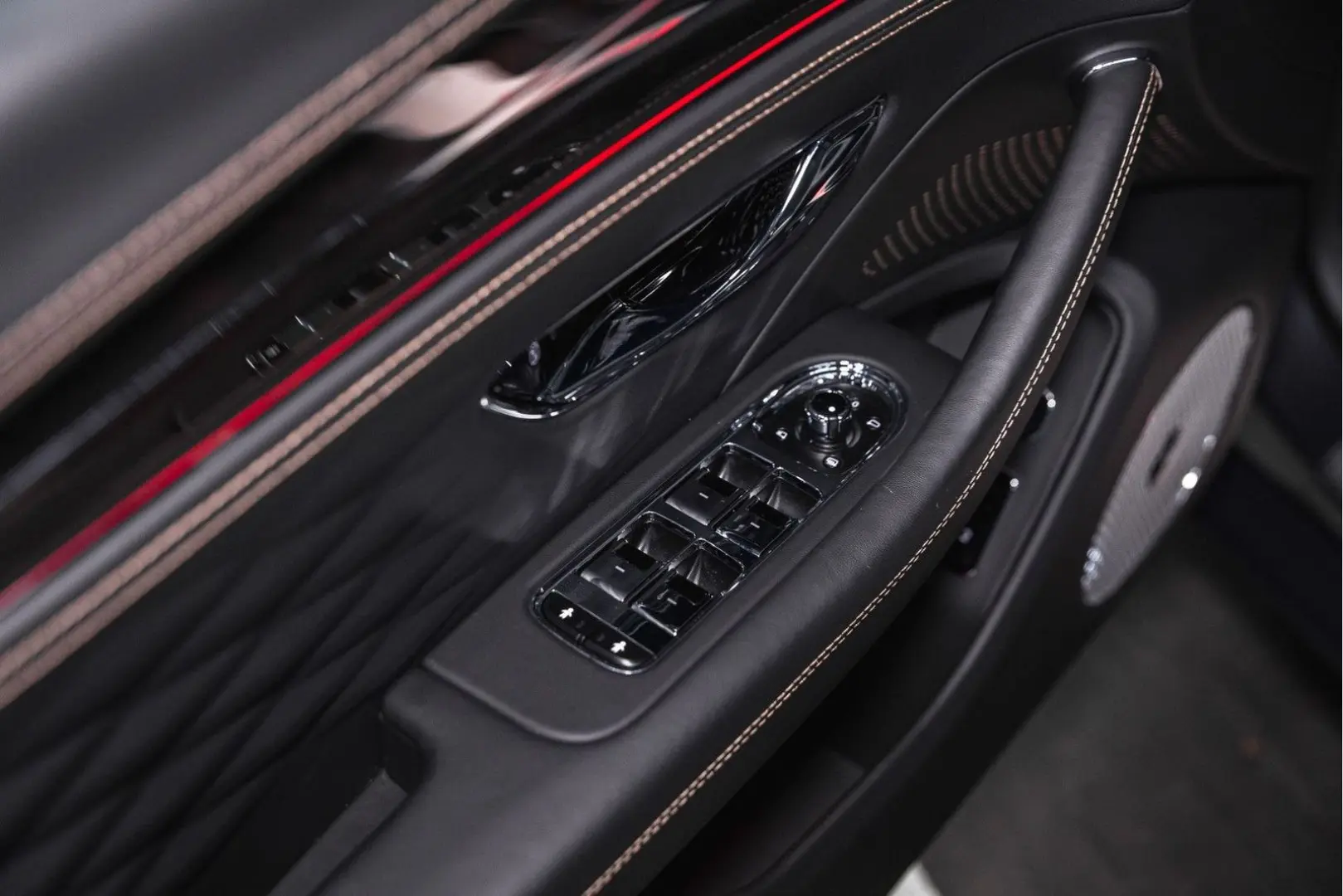 Flying Spur W12 MY22   NAIM   Rotating Display