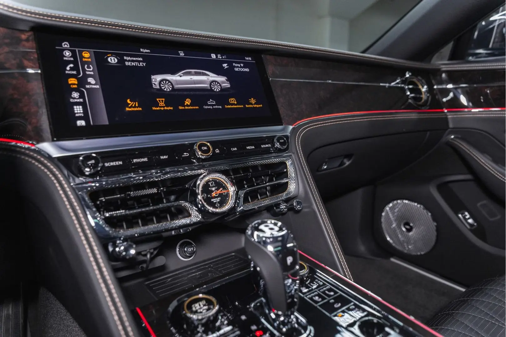 Flying Spur W12 MY22   NAIM   Rotating Display