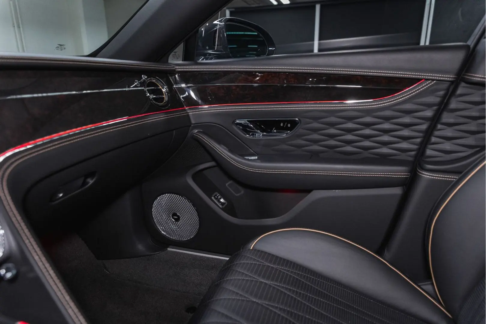 Flying Spur W12 MY22   NAIM   Rotating Display