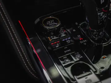 Flying Spur W12 MY22   NAIM   Rotating Display