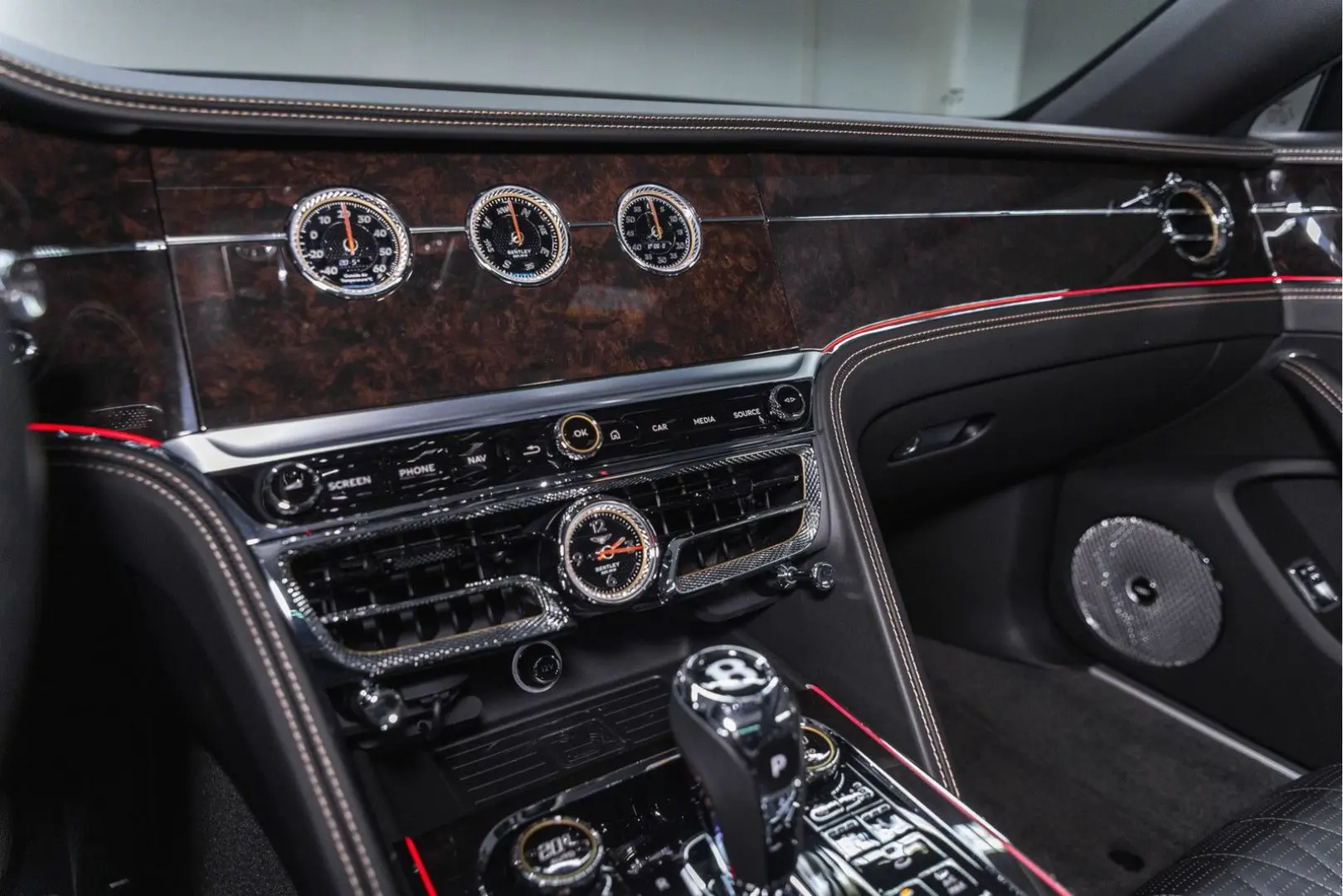 Flying Spur W12 MY22   NAIM   Rotating Display