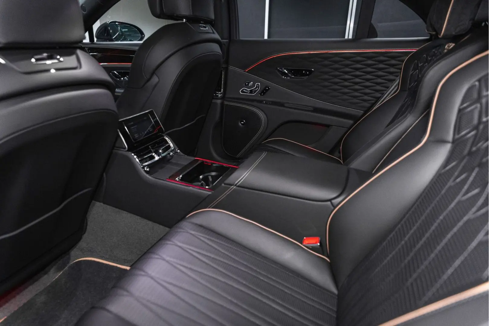 Flying Spur W12 MY22   NAIM   Rotating Display