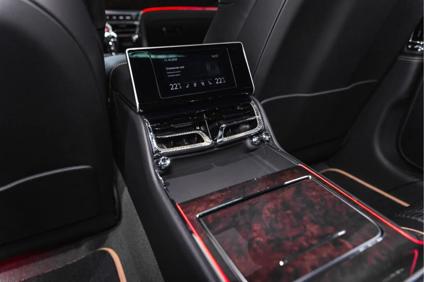 Flying Spur W12 MY22   NAIM   Rotating Display