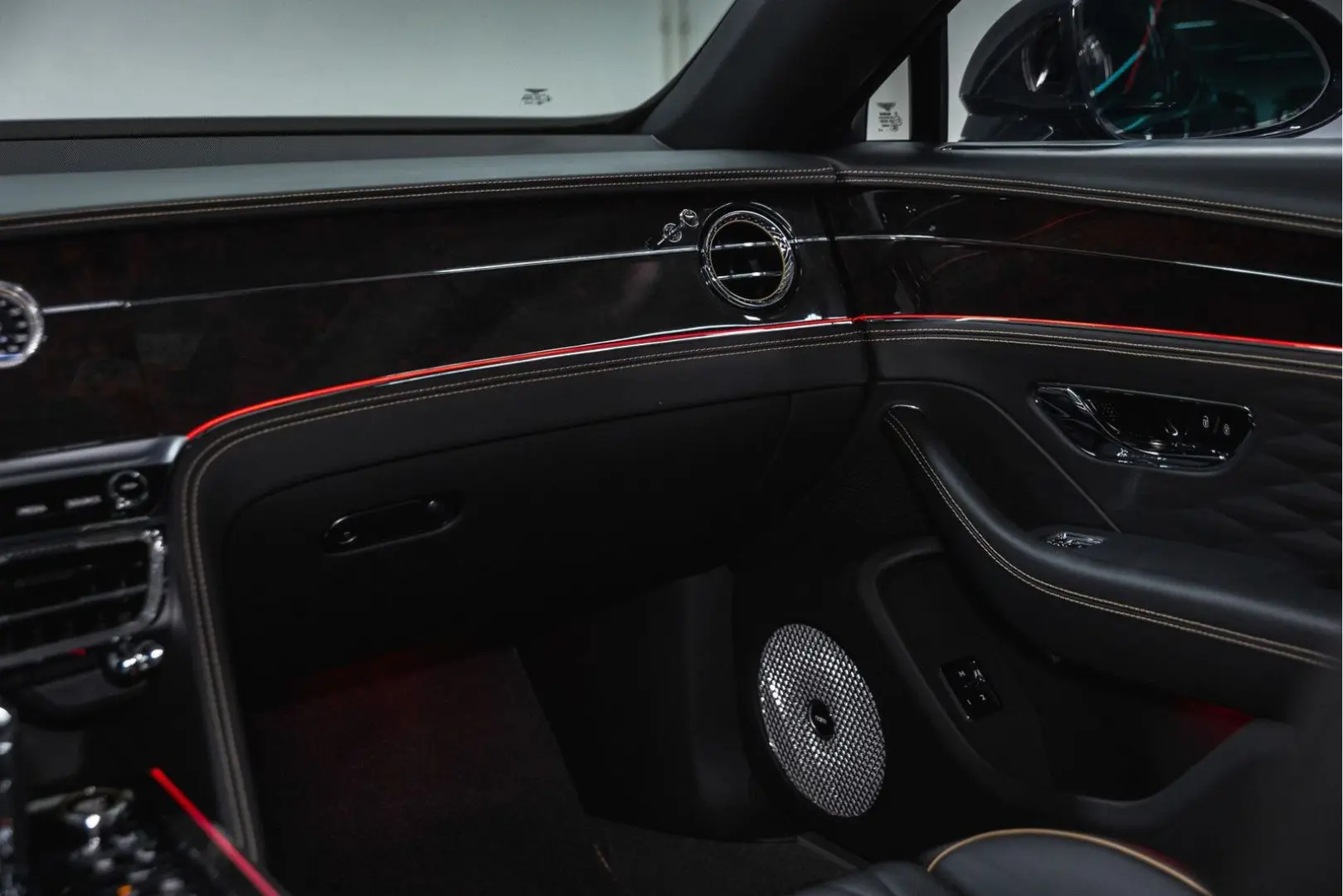 Flying Spur W12 MY22   NAIM   Rotating Display