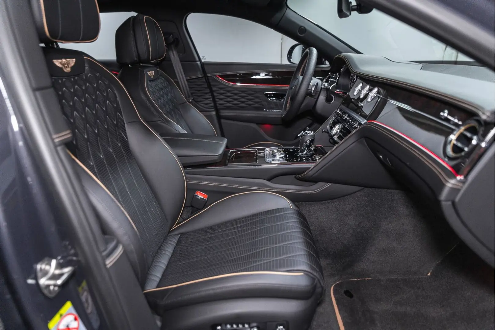 Flying Spur W12 MY22   NAIM   Rotating Display