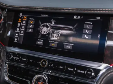 Flying Spur W12 MY22   NAIM   Rotating Display