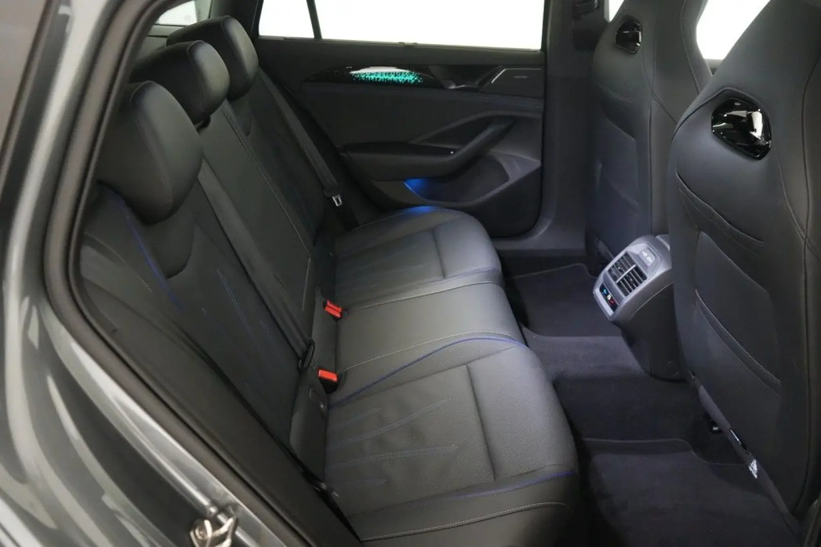 Passat Var 2.0 TSI 4M DSG R-Line Matrix Pano AHK