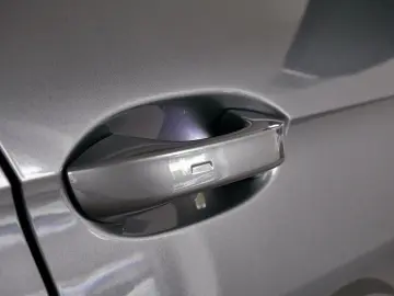 Passat R-Line 1 5 l eHybrid 130 kW 177 PS   85 K