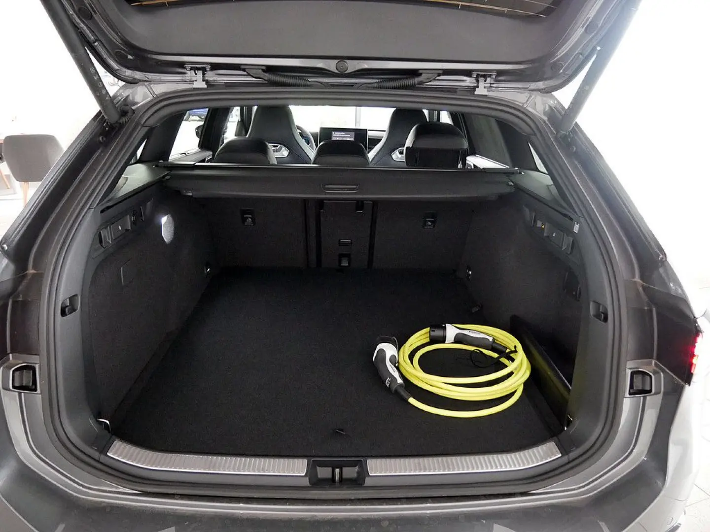 Passat R-Line 1 5 l eHybrid 130 kW 177 PS   85 K