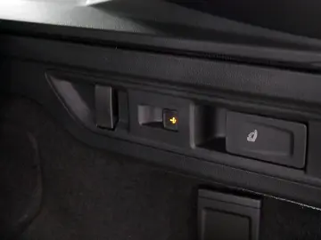 Passat R-Line 1 5 l eHybrid 130 kW 177 PS   85 K