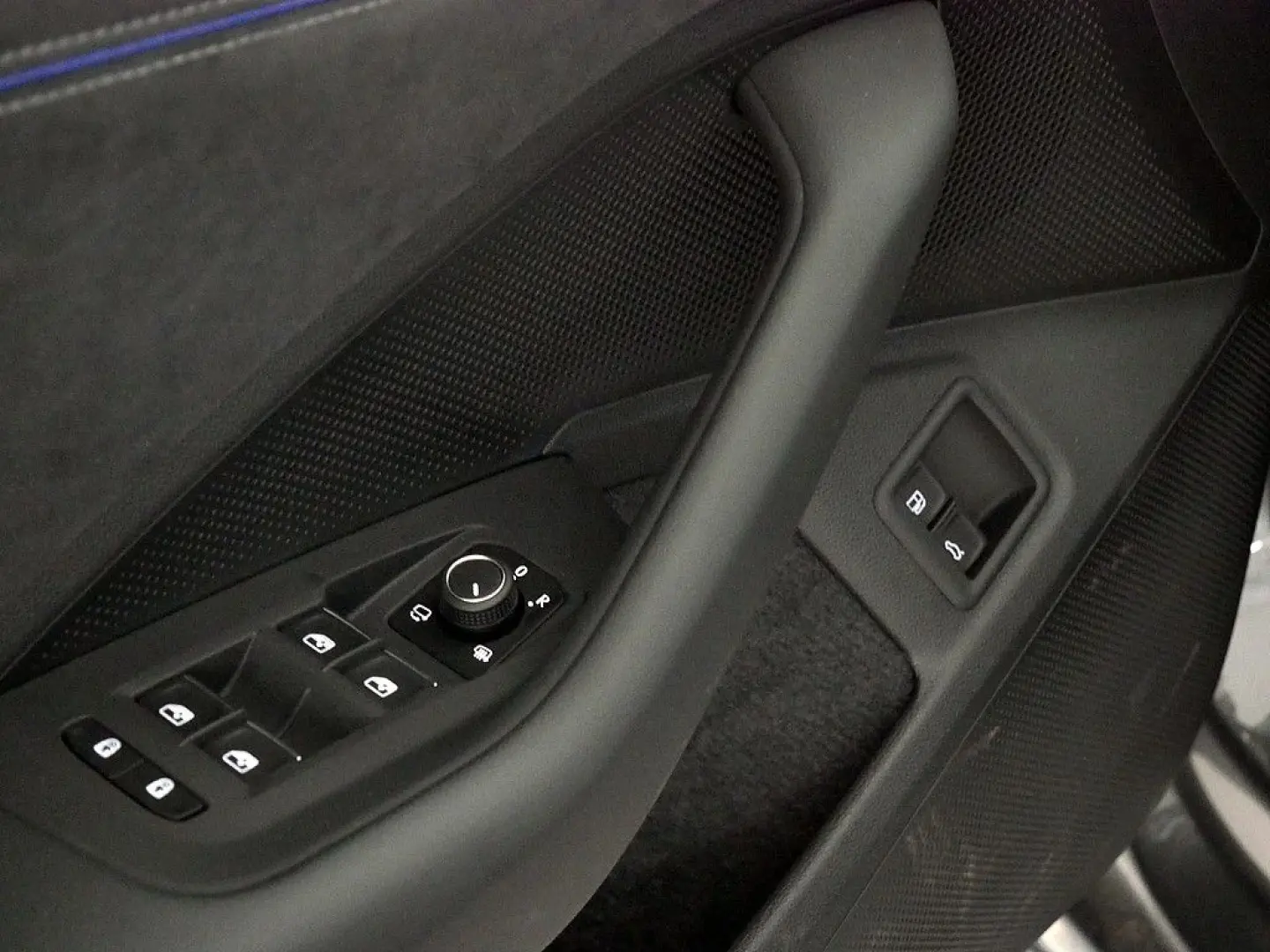 Passat R-Line 1 5 l eHybrid 130 kW 177 PS   85 K