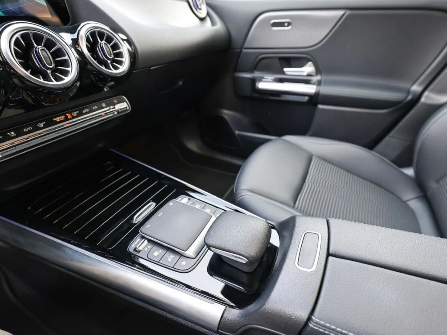 EQA 250 Progressive Advanced  AHK Distr LED Pano