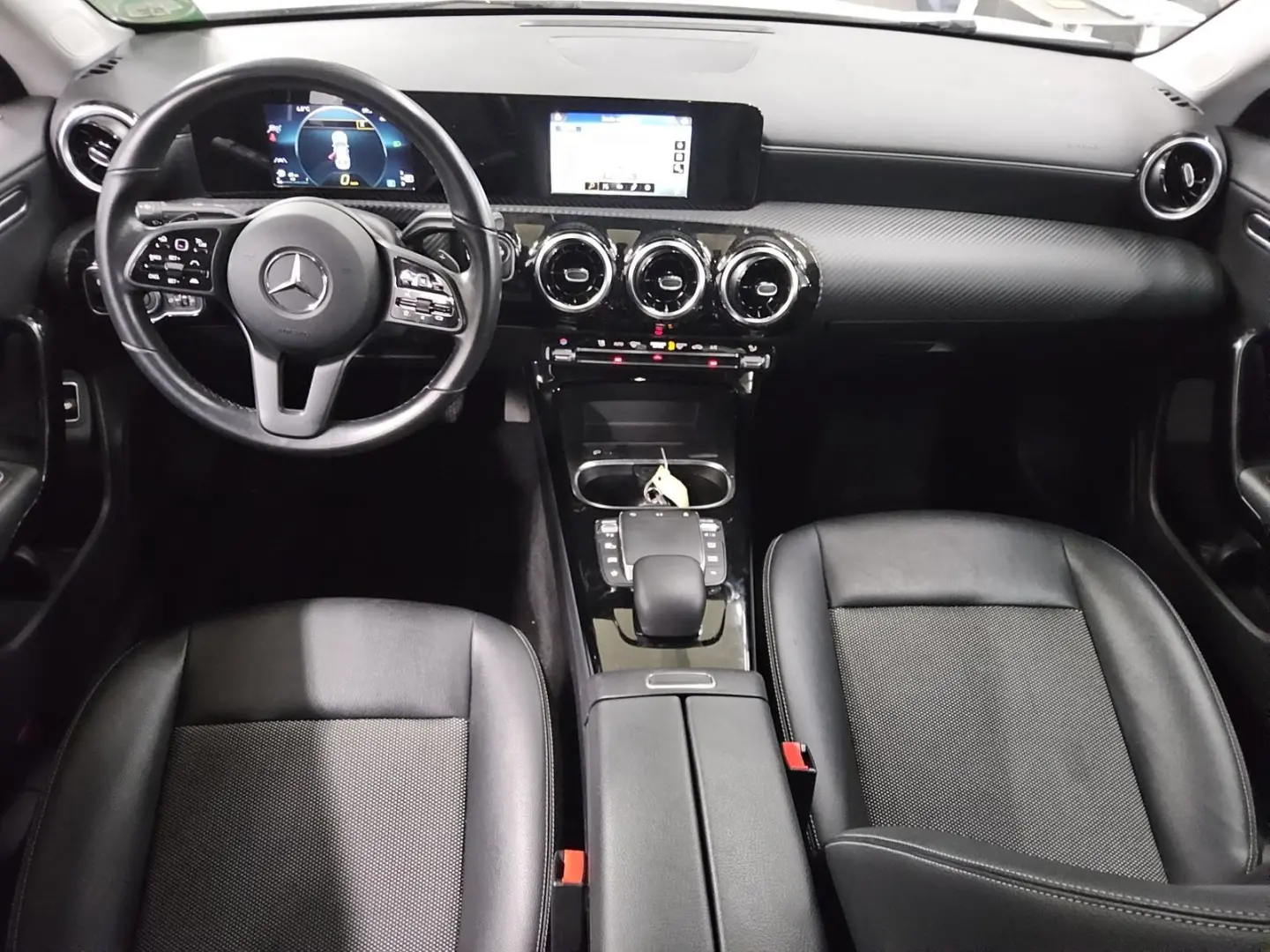 CLA 200 Navi T-Leder MBUX RFK AHK PDC Distronic