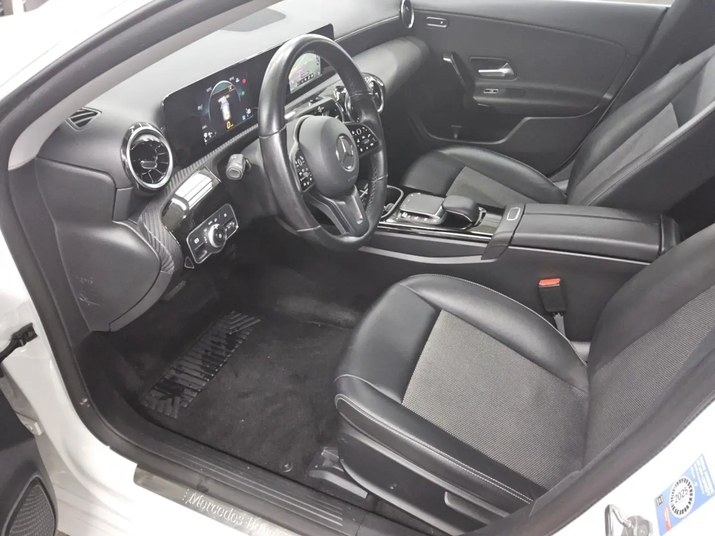 CLA 200 Navi T-Leder MBUX RFK AHK PDC Distronic