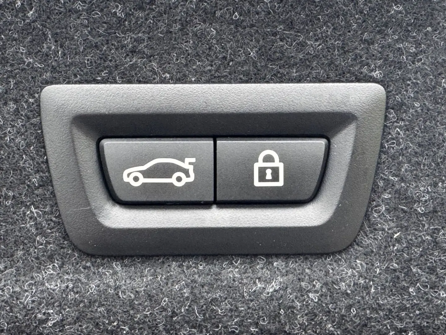 330e xDrive Lim. M-Sport HUD HK