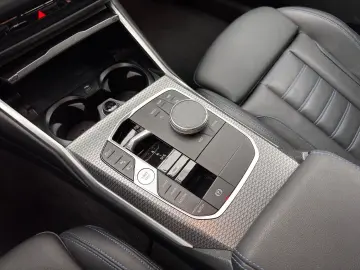 330e xDrive Lim. M-Sport HUD HK