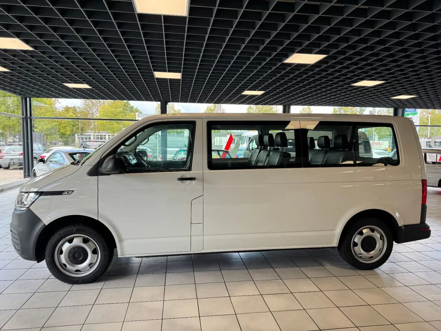 T6.1 Transporter Kombi lang FWD · AHK · 9 Sitzer