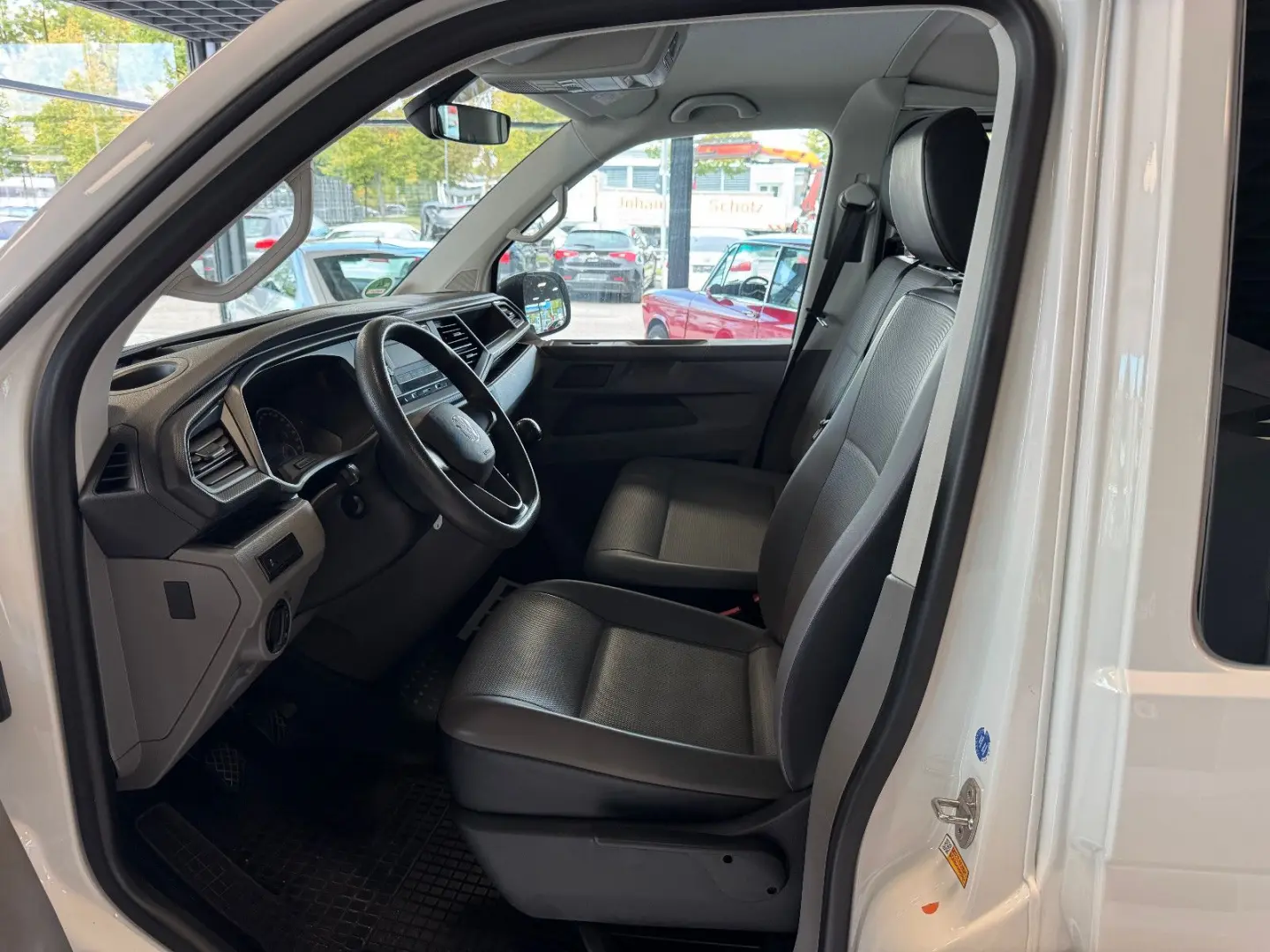 T6.1 Transporter Kombi lang FWD · AHK · 9 Sitzer