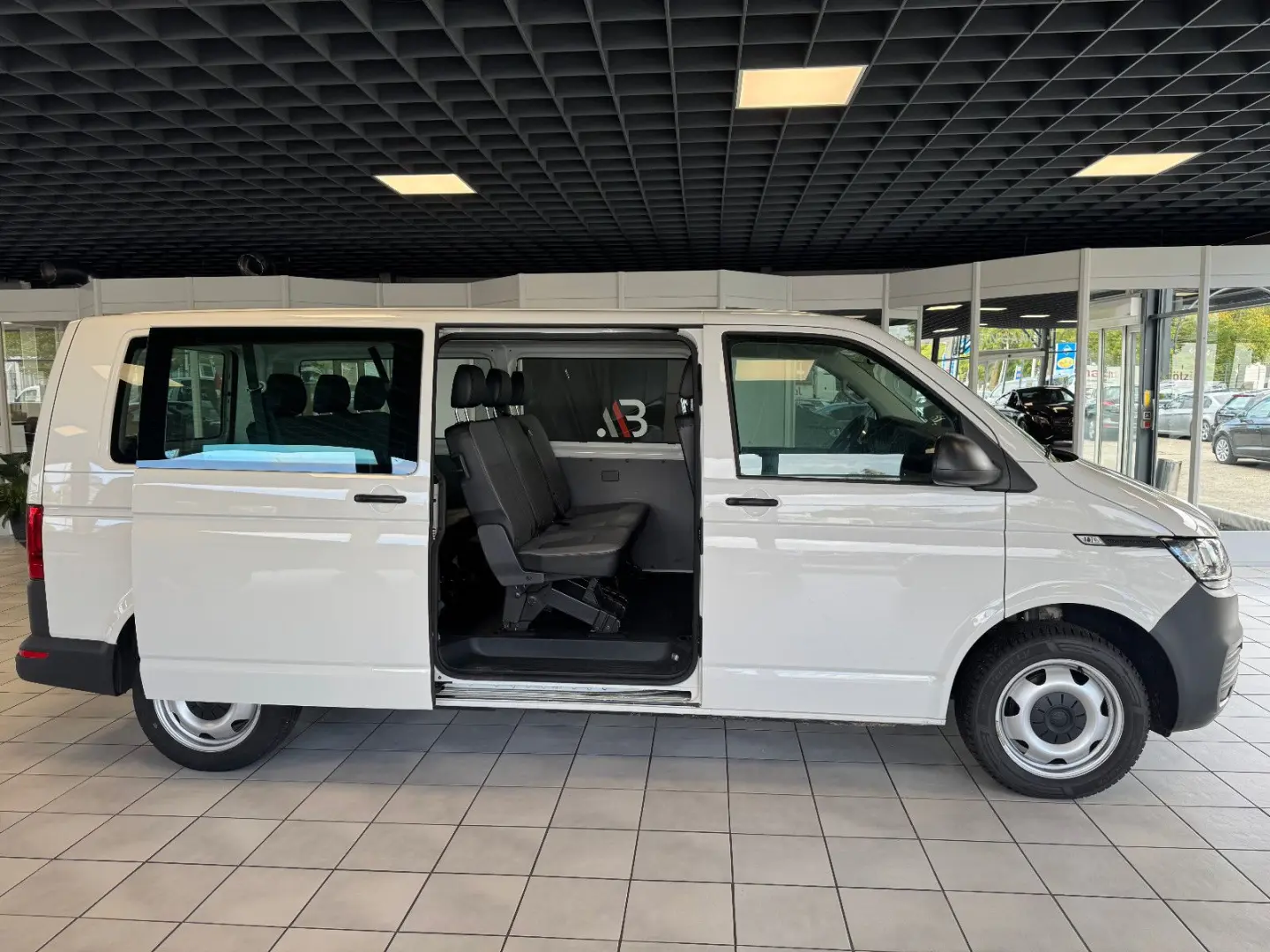 T6.1 Transporter Kombi lang FWD · AHK · 9 Sitzer