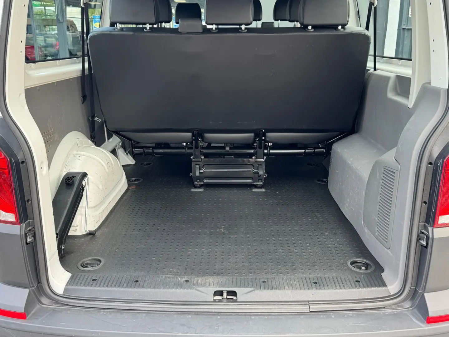 T6.1 Transporter Kombi lang FWD · AHK · 9 Sitzer