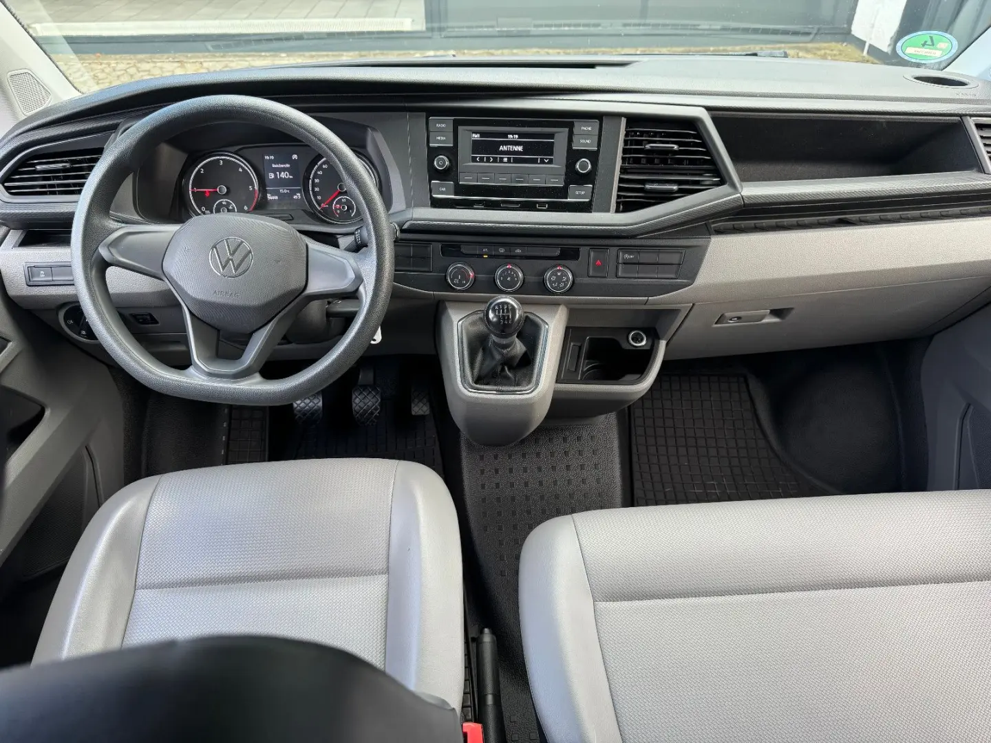 T6.1 Transporter Kombi lang FWD · AHK · 9 Sitzer