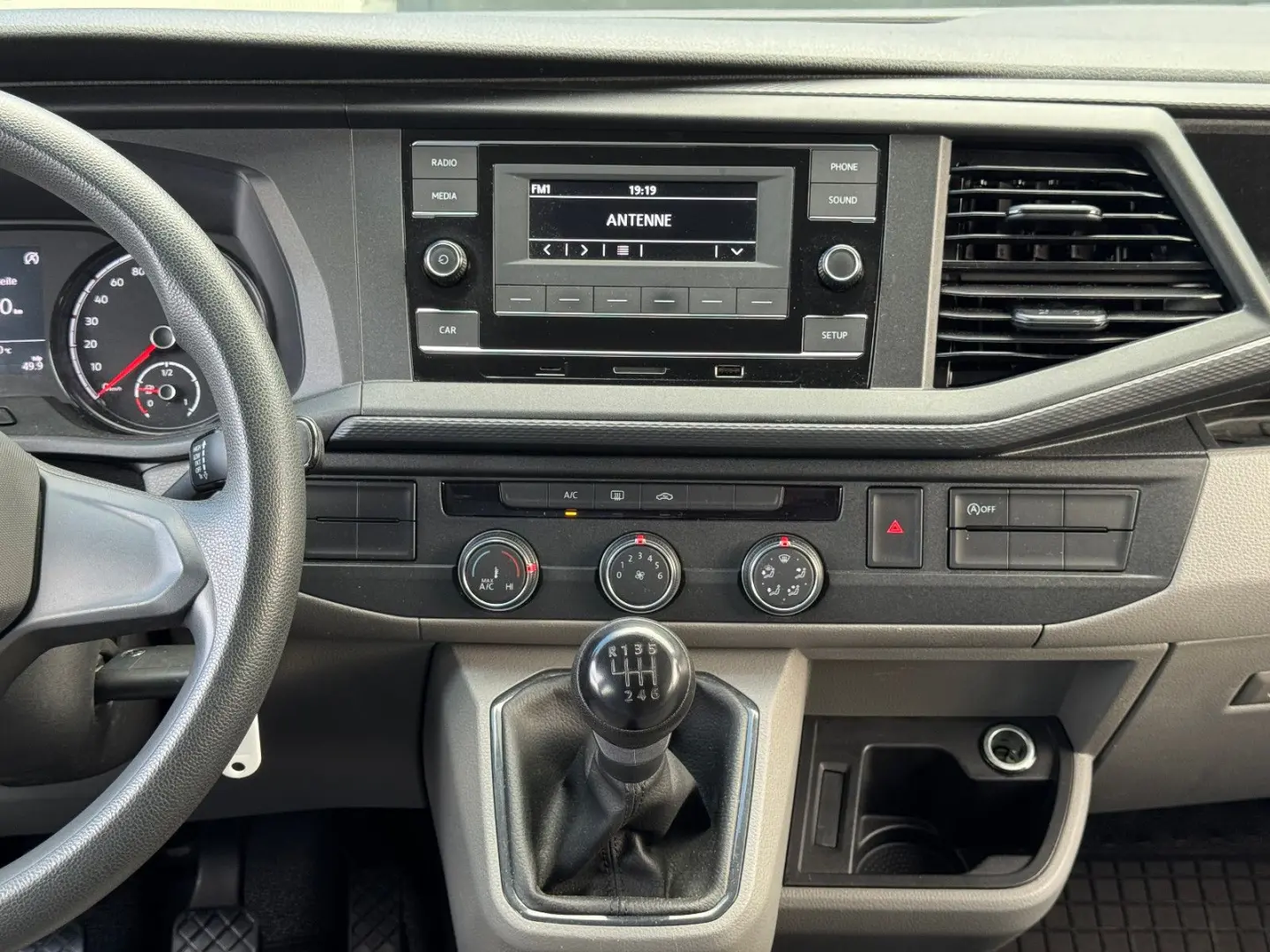 T6.1 Transporter Kombi lang FWD · AHK · 9 Sitzer