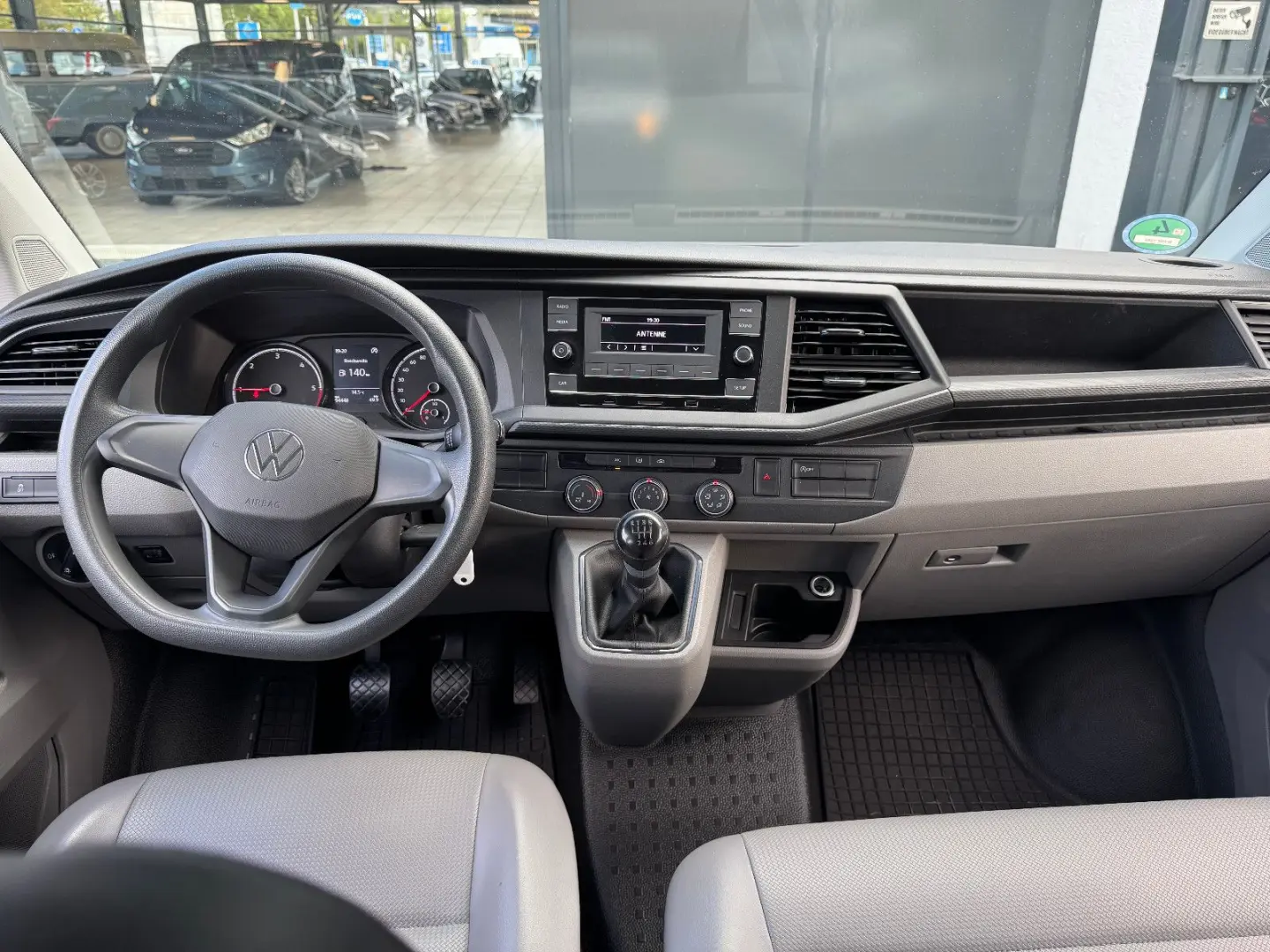 T6.1 Transporter Kombi lang FWD · AHK · 9 Sitzer