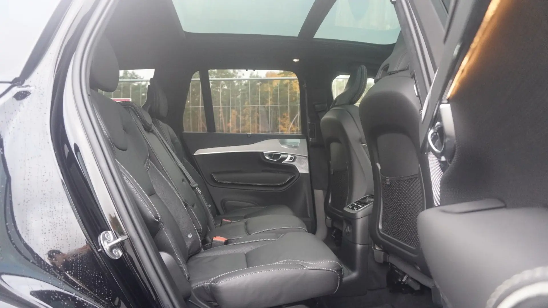 XC90 T8 Ultra Dark Hybrid Pano 360 B&W FourC AHK