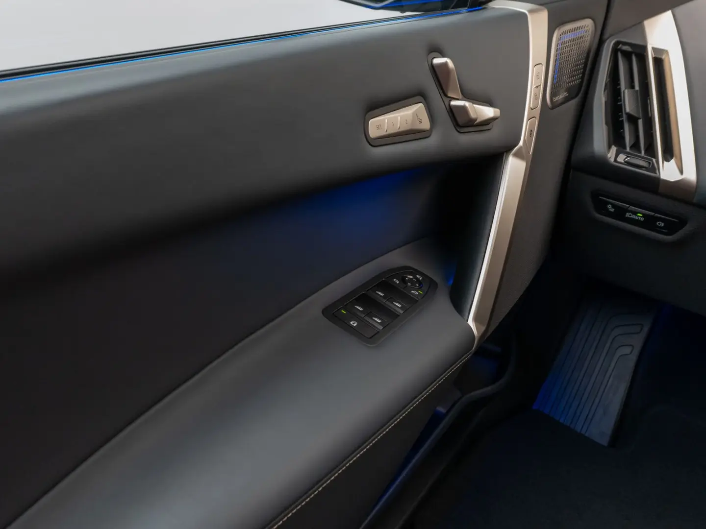 iX M60 360 Laser B&W DAB SoftCL ACC AHK 22Zoll