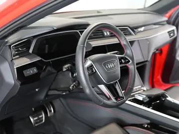 Q8 e-tron 55 Quattro Advanced S-Line Matrix 21