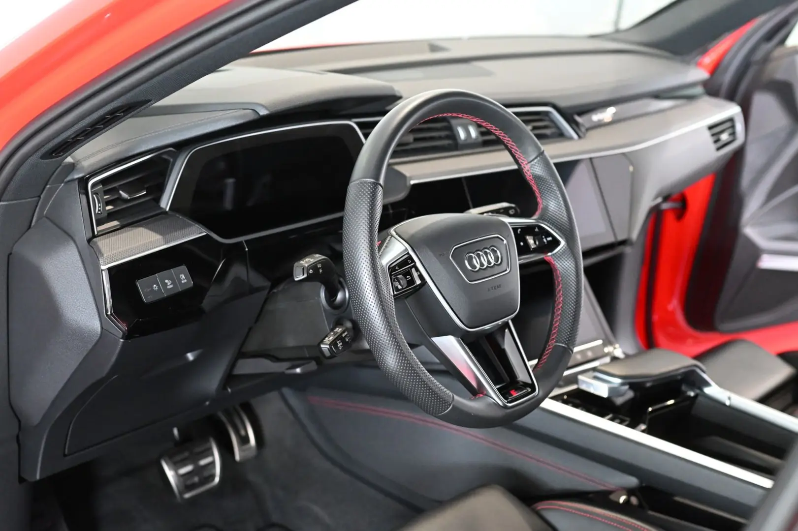 Q8 e-tron 55 Quattro Advanced S-Line Matrix 21