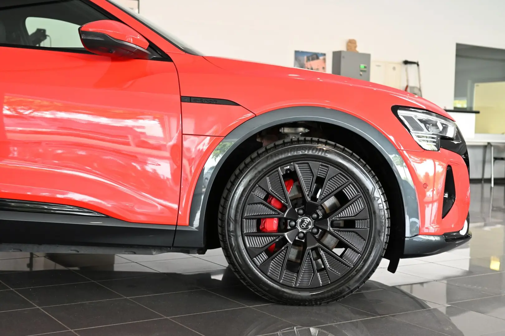 Q8 e-tron 55 Quattro Advanced S-Line Matrix 21