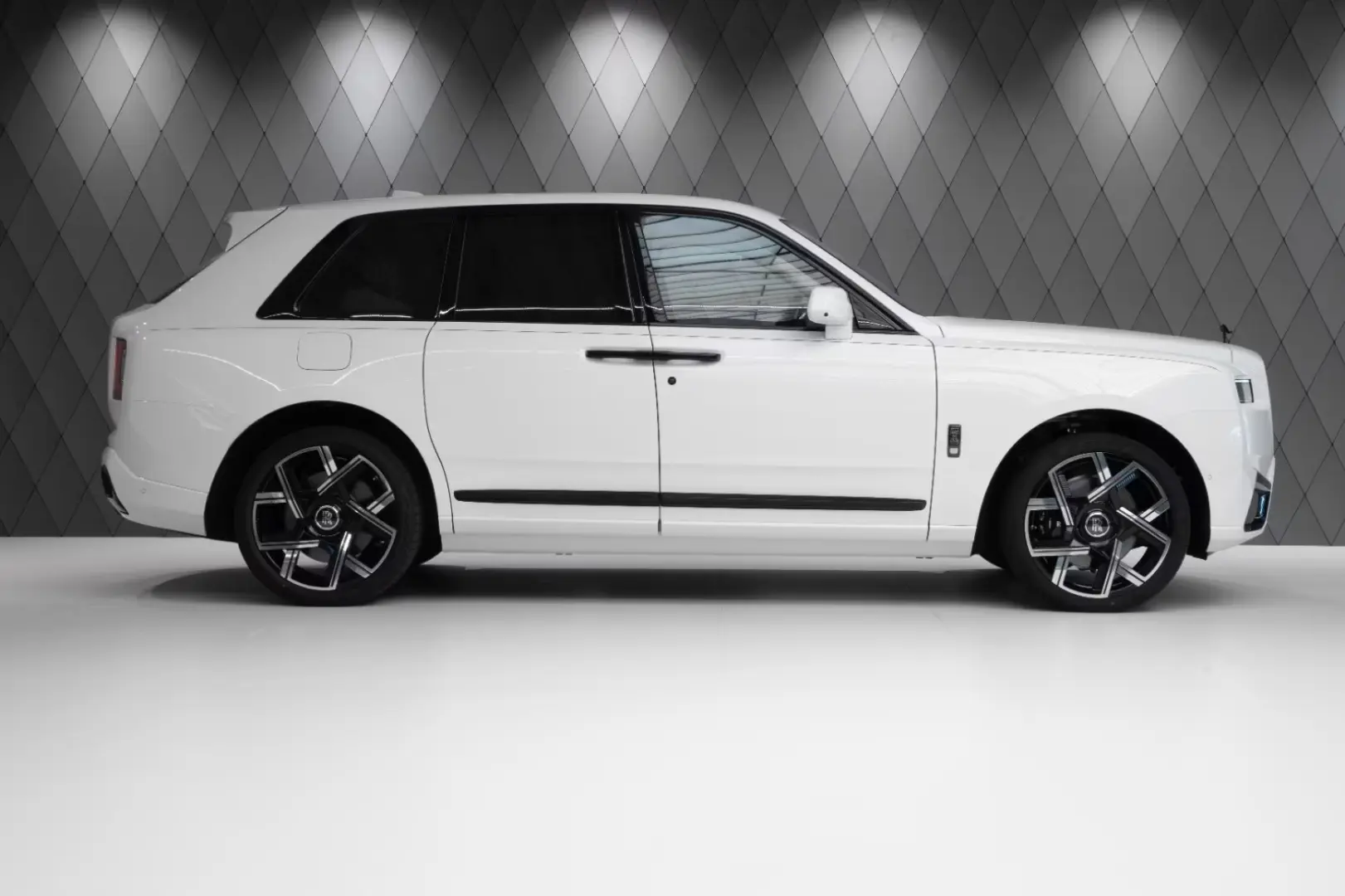 Rolls-Royce Cullinan BLACK BADGE 2025 WHITE WHITE VIP