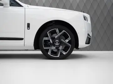 Rolls-Royce Cullinan BLACK BADGE 2025 WHITE WHITE VIP