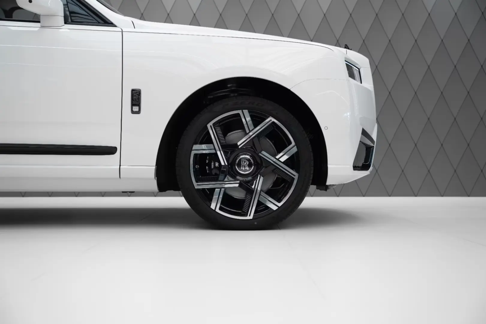 Rolls-Royce Cullinan BLACK BADGE 2025 WHITE WHITE VIP