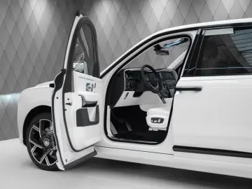 Rolls-Royce Cullinan BLACK BADGE 2025 WHITE WHITE VIP