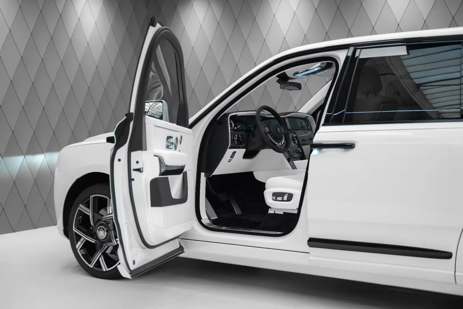 Rolls-Royce Cullinan BLACK BADGE 2025 WHITE WHITE VIP