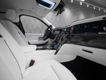 Rolls-Royce Cullinan BLACK BADGE 2025 WHITE WHITE VIP