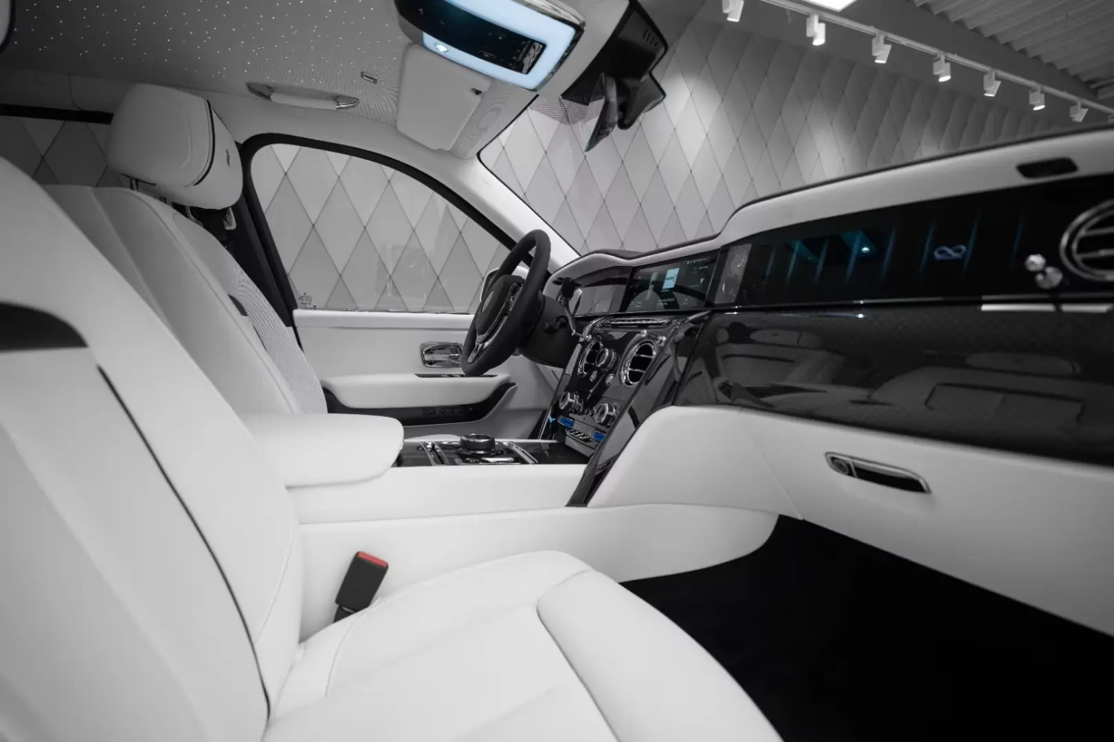 Rolls-Royce Cullinan BLACK BADGE 2025 WHITE WHITE VIP