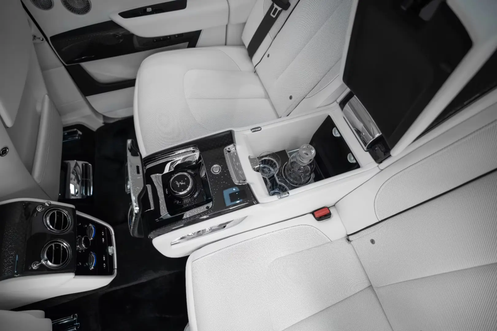 Rolls-Royce Cullinan BLACK BADGE 2025 WHITE WHITE VIP