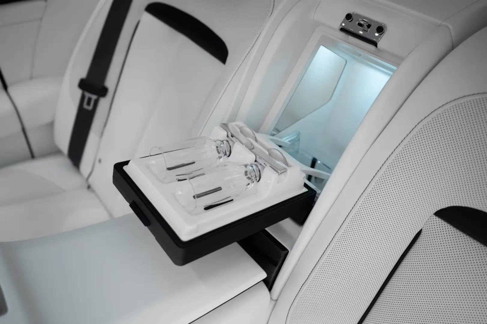 Rolls-Royce Cullinan BLACK BADGE 2025 WHITE WHITE VIP