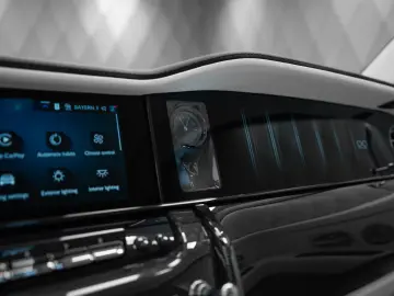 Rolls-Royce Cullinan BLACK BADGE 2025 WHITE WHITE VIP