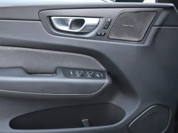 XC60 B4 AWD Plus Dark LED PANO STHZ LUFT 360 H&K