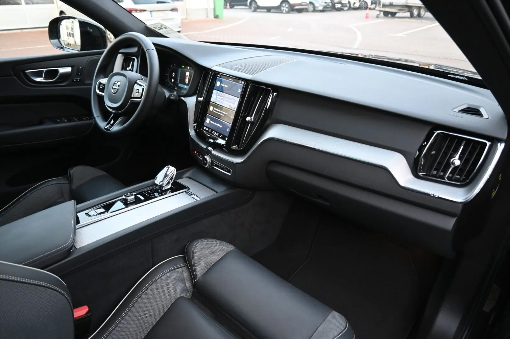 XC60 B4 AWD Plus Dark LED PANO STHZ LUFT 360 H&K