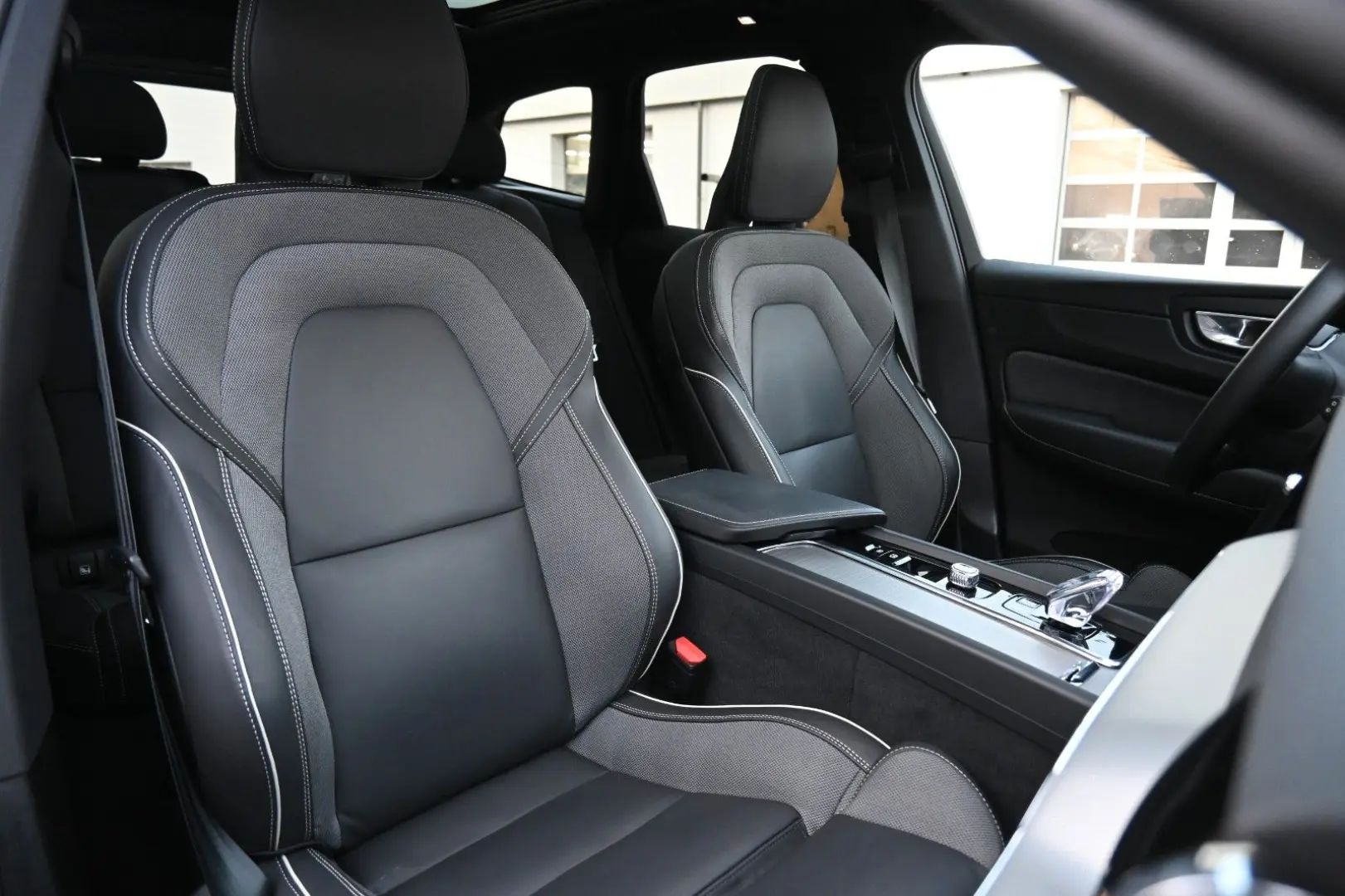 XC60 B4 AWD Plus Dark LED PANO STHZ LUFT 360 H&K