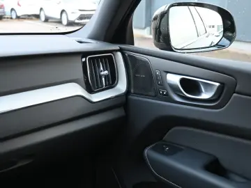 XC60 B4 AWD Plus Dark LED PANO STHZ LUFT 360 H&K